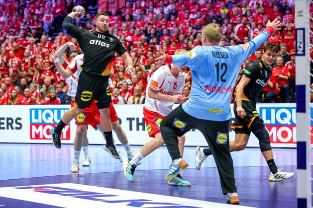 26 01 2026, Handball, Men s EHF EURO 2026, Germany Denmark, Jyske Bank Boxen in Herning, Denmark, Main Round Jannik Kohlbacher Germany 80 throws the ball at the goal Emil Nielsen Denmark 12 Denmark