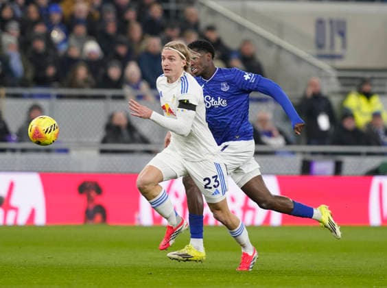Liverpool, England, 26th January 2026. Sebastiaan Bornauw of Leeds United (l) and Thierno Barry of Everton. (r) during the Everton vs Leeds United Premier League match at Hill Dickinson Stadium, Liverpool. Picture credit should read: Andrew Yates Sportimage EDITORIAL USE ONLY. No use with unauthorised audio, video, data, fixture lists, club league logos or live services. Online in-match use limited to 120 images, no video emulation. No use in betting, games or single club league player publications. SPI_020_AY_Everton_Leeds SPI-4481-0021