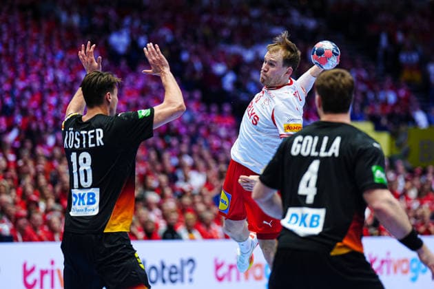 Throw Goal Simon Pytlick Denmark, 43 , Julian Koester Germany, 18 DEN, Germany vs Denmark, Handball, EHF European Championship 2026, Main Round, Matchday 3, 26 01 2026 DEN, Germany vs Denmark, Handball, EHF European Championship 2026, Main Round, Matchday 3, 26 01 2026 Herning Copyright: xEibner-Pressefoto MarcelxvonxFehrnx EP_MFN