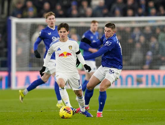 Liverpool, England, 26th January 2026. Brenden Aaronson of Leeds United (l) and Vitalii Mykolenko of Everton (r) during the Everton vs Leeds United Premier League match at Hill Dickinson Stadium, Liverpool. Picture credit should read: Andrew Yates Sportimage EDITORIAL USE ONLY. No use with unauthorised audio, video, data, fixture lists, club league logos or live services. Online in-match use limited to 120 images, no video emulation. No use in betting, games or single club league player publications. SPI_022_AY_Everton_Leeds SPI-4481-0022