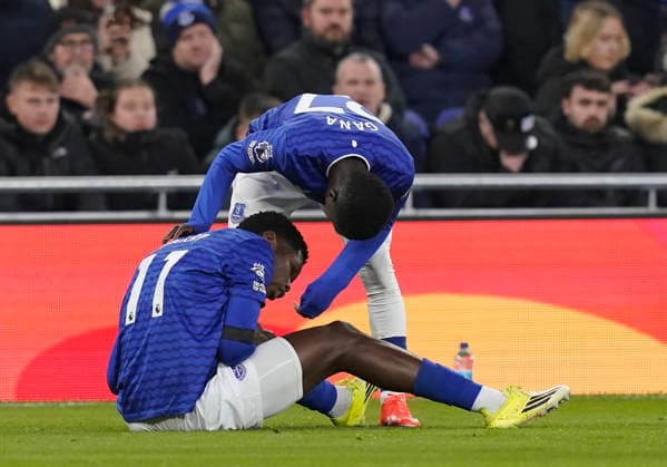 Liverpool, England, 26th January 2026. Idrissa Gueye of Everton check on the injured Thierno Barry of Everton during the Everton vs Leeds United Premier League match at Hill Dickinson Stadium, Liverpool. Picture credit should read: Andrew Yates Sportimage EDITORIAL USE ONLY. No use with unauthorised audio, video, data, fixture lists, club league logos or live services. Online in-match use limited to 120 images, no video emulation. No use in betting, games or single club league player publications. SPI_026_AY_Everton_Leeds SPI-4481-0026