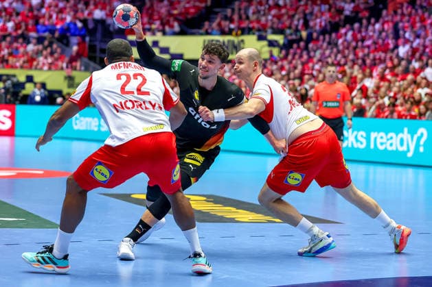 26 01 2026, Handball, Men s EHF EURO 2026, Germany Denmark, Jyske Bank Boxing in Herning, Denmark, Main Round Marko Grgic Germany 71 in a duel against Mads Mensah Larsen Denmark 22 Simon Hald Jensen Denmark 34 Denmark
