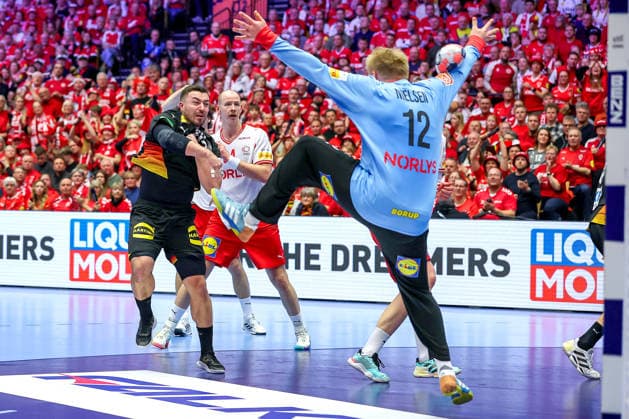 26.01.2026, Handball, Men s EHF EURO 2026, Deutschland - Dänemark, Jyske Bank Boxen in Herning, Dänemark, Main Round: Emil Nielsen (Denmark 12) pariert den Wurf von Jannik Kohlbacher (Germany 80) Dänemark *** 26 01 2026, Handball, Men s EHF EURO 2026, Germany Denmark, Jyske Bank Boxen in Herning, Denmark, Main Round Emil Nielsen Denmark 12 saves the throw of Jannik Kohlbacher Germany 80 Denmark