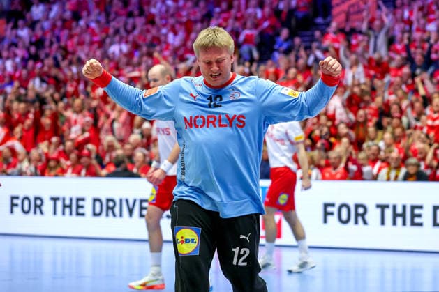 26 01 2026, Handball, Men s EHF EURO 2026, Germany Denmark, Jyske Bank Boxen in Herning, Denmark, Main Round Emil Nielsen Denmark 12 cheering Denmark