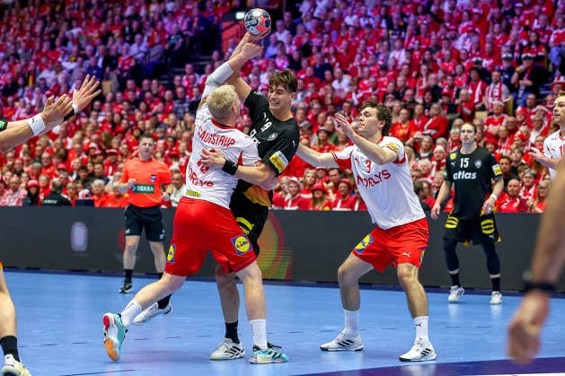 26 01 2026, Handball, Men s EHF EURO 2026, Germany Denmark, Jyske Bank Boxen in Herning, Denmark, Main Round Julian Köster Germany 18 in duel against Magnus Saugstrup Jensen Denmark 15 Denmark