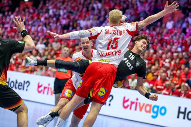 26 01 2026, Handball, Men s EHF EURO 2026, Germany Denmark, Jyske Bank Boxen in Herning, Denmark, Main Round Julian Köster Germany 18 in duel against Magnus Saugstrup Jensen Denmark 15 Denmark