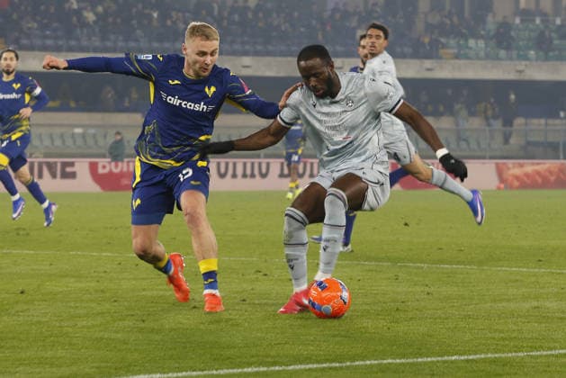 Keinan Davis of Udinese FC battle for the ball with Victor Nelsson of Hellas Verona FC during Hellas Verona FC vs Udinese Calcio, 22Â° Serie A Enilive 2025-26 game at Marcantonio Bentegodi stadium in Verona (VR), Italy, on January 26, 2026.  Copyright: xDavidexCasentini IPAxSportx xipa-agency.netx xx IPA_70598708 IPA_Agency_IPA70598708