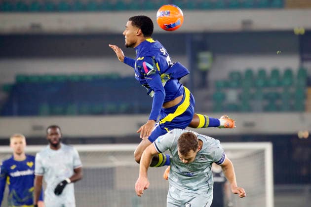 Verona s Amin Sarr Udinese™s Nicolo Bertola during the Serie A soccer match between Hellas Verona and Udinese at the Bentegodi Stadium in Verona, north west Italy - Monday , January 26 , 2026. - Soccer .  Copyright: xPaolaxGarbuio LaPressex
