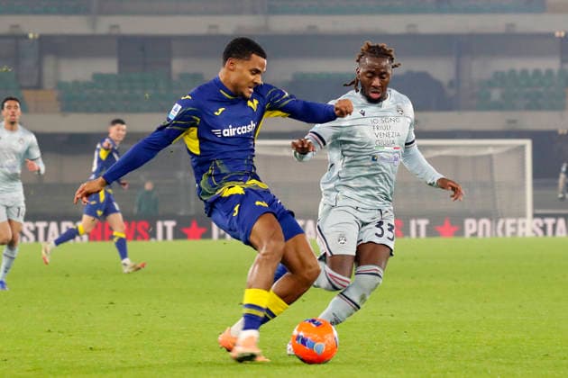 Verona s Amin Sarr Udinese s Jordan Zemura during the Serie A soccer match between Hellas Verona and Udinese at the Bentegodi Stadium in Verona, north west Italy - Monday , January 26 , 2026. - Soccer .  Copyright: xPaolaxGarbuio LaPressex