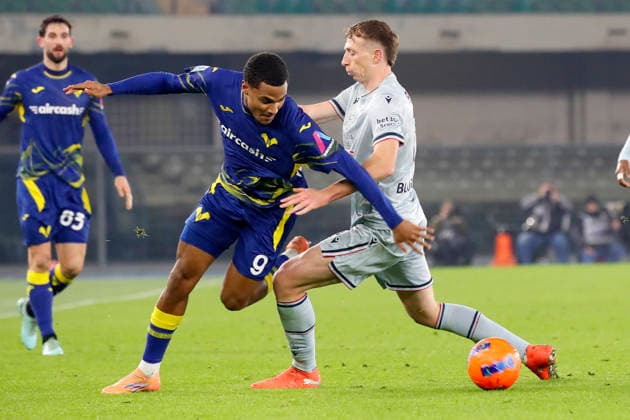 Verona s Amin Sarr Udinese™s Nicolo Bertola during the Serie A soccer match between Hellas Verona and Udinese at the Bentegodi Stadium in Verona, north west Italy - Monday , January 26 , 2026. - Soccer .  Copyright: xPaolaxGarbuio LaPressex
