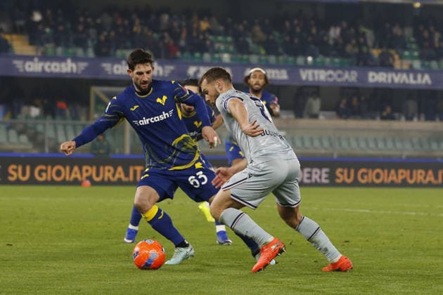 Jesper Karlstrom of Udinese FC competes for the ball with Roberto Gagliardini of Hellas Verona FC during Hellas Verona FC vs Udinese Calcio, 22Â° Serie A Enilive 2025-26 game at Marcantonio Bentegodi stadium in Verona (VR), Italy, on January 26, 2026.  Copyright: xDavidexCasentini IPAxSportx xipa-agency.netx xx IPA_70599188 IPA_Agency_IPA70599188