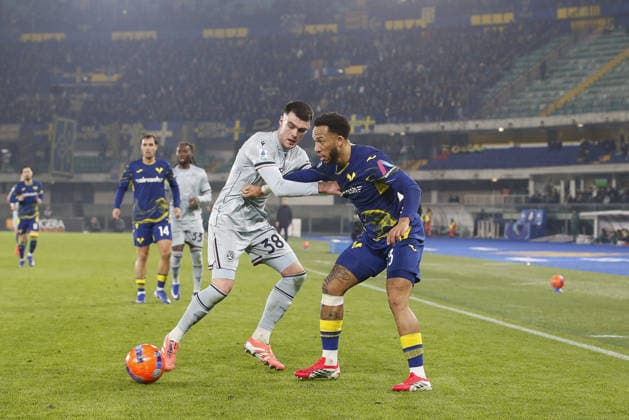 Enzo Ebosse of Hellas Verona battle for the ball with Lennon Miller of Udinese FC during Hellas Verona FC vs Udinese Calcio, 22Â° Serie A Enilive 2025-26 game at Marcantonio Bentegodi stadium in Verona (VR), Italy, on January 26, 2026.  Copyright: xDavidexCasentini IPAxSportx xipa-agency.netx xx IPA_70599195 IPA_Agency_IPA70599195