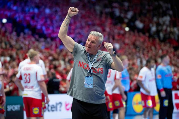 European Men s Handball Championship Denmark Germany Denmark s national coach Nikolaj Jacobsen celebrates the victory with the fans after the EHF Euro 2026 main round men s handball match between Denmark and Germany at Jyske Bank Boxen in Herning, Monday, January 26, 2026 Photo Bo Amstrup Ritzau Scanpix , Herning Denmark Mors  Copyright: BoxAmrstrupx xRitzauxScanpix BoxAmstrupx spdk20260126-221926-L