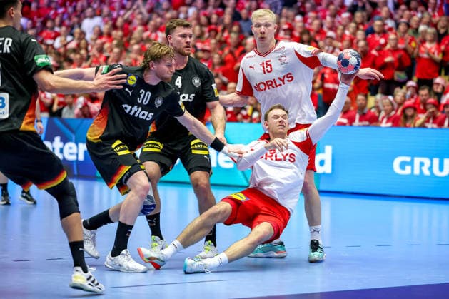 26 01 2026, Handball, Men s EHF EURO 2026, Germany Denmark, Jyske Bank Boxing in Herning, Denmark, Main Round Julian Köster Germany 18 Tom Kiesler Germany 30 Johannes Golla Germany 04 in a duel against Mathias Gidsel Denmark 19 Magnus Saugstrup Jensen Denmark 15 Denmark