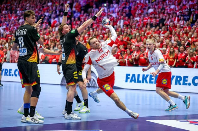 26 01 2026, Handball, Men s EHF EURO 2026, Germany Denmark, Jyske Bank Boxen in Herning, Denmark, Main Round Mathias Gidsel Denmark 19 throws the ball on goal past Julian Köster Germany 18 Tom Kiesler Germany 30 Johannes Golla Germany 04 Denmark