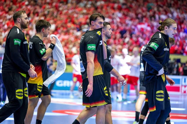 26 01 2026, Handball, Men s EHF EURO 2026, Germany Denmark, Jyske Bank Boxing in Herning, Denmark, Main Round Disappointed faces on the German team after the defeat against Denmark Andreas Wolff Germany 33 Renars Uscins Germany 23 Miro Schluroff Germany 05 Juri Knorr Germany 15 Denmark