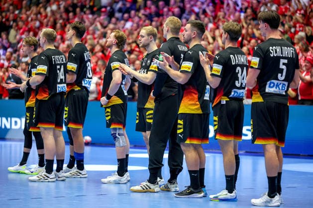 26 01 2026, Handball, Men s EHF EURO 2026, Germany Denmark, Jyske Bank Boxing in Herning, Denmark, Main Round Disappointed faces on the German team after the defeat against Denmark Mathis Häseler Germany 14 Justus Fischer Germany 54 Julian Köster Germany 18 Tom Kiesler Germany 30 Lasse Ludwig Germany 12 David Späth Germany 01 Jannik Kohlbacher Germany 80 Rune Dahmke Germany 34 Miro Schluroff Germany 05 Denmark