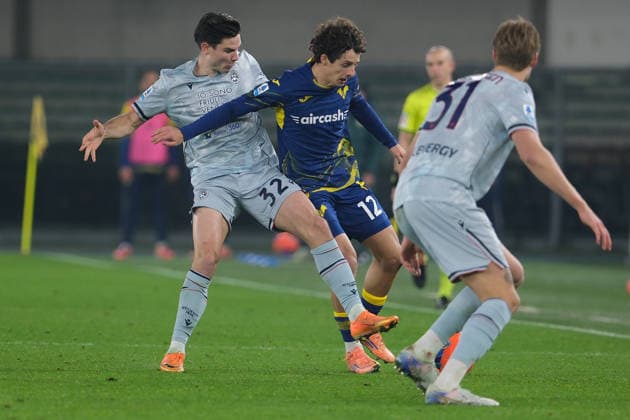 Domagoj Bradaric of Hellas Verona FC in action against Jurgen Ekkelenkamp of Udinese Calcio during the soccer match between Hellas Verona FC and Udinese Calcio, MD 22 of Serie A Enilive Italian soccer championship 2025 2026 at Marcantonio Bentegodi Stadium on January 26, 2026, Verona, Italy.  Copyright: xRobertoxTommasini IPAxSportx xipa-agency.netx xx IPA_70599299 IPA_Agency_IPA70599299