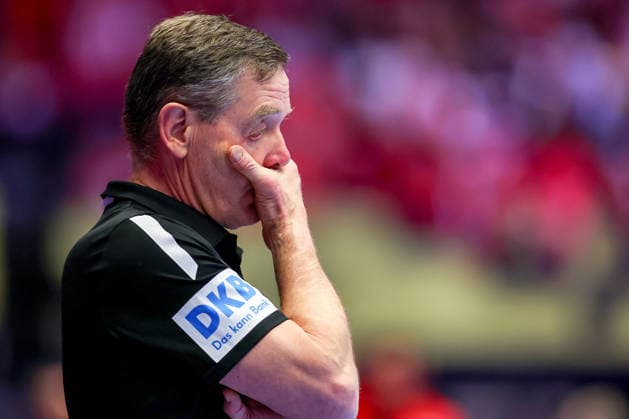 26 01 2026, Handball, Men s EHF EURO 2026, Germany Denmark, Jyske Bank Boxen in Herning, Denmark, Main Round Disappointed faces on the German team after the defeat against Denmark Head coach Alfred Gislason Germany hc gesticulating on the sidelines disappointed disappointment Denmark