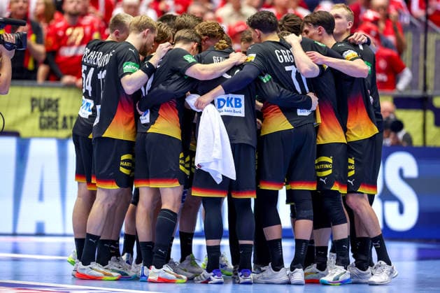 26 01 2026, Handball, Men s EHF EURO 2026, Germany Denmark, Jyske Bank Boxing in Herning, Denmark, Main Round Disappointed faces on the German team after the defeat against Denmark Team circle the team sticks together Justus Fischer Germany 54 Matthes Langhoff Germany 13 Rune Dahmke Germany 34 Juri Knorr Germany 15 Marko Grgic Germany 71 Nils Lichtlein Germany 03 Miro Schluroff Germany 05 David Späth Germany 01 looking up Denmark