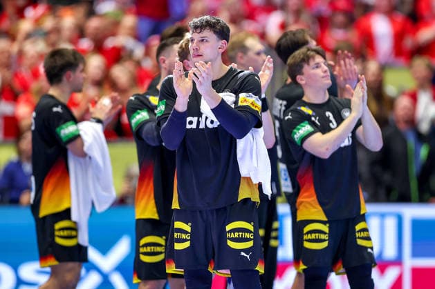 26 01 2026, Handball, Men s EHF EURO 2026, Germany Denmark, Jyske Bank Boxing in Herning, Denmark, Main Round Disappointed faces on the German team after the defeat against Denmark Marko Grgic Germany 71 claps his hands Denmark