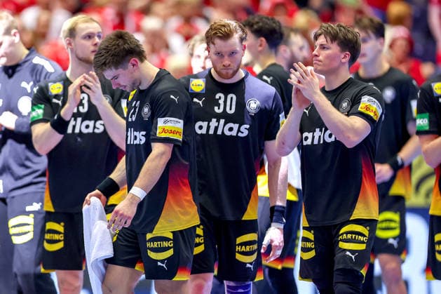 26 01 2026, Handball, Men s EHF EURO 2026, Germany Denmark, Jyske Bank Boxing in Herning, Denmark, Main Round Disappointed faces on the German team after the defeat against Denmark Matthes Langhoff Germany 13 Renars Uscins Germany 23 hangs his head Tom Kiesler Germany 30 Nils Lichtlein Germany 03 Denmark