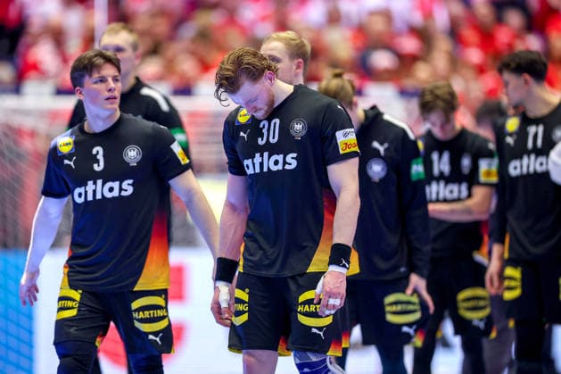 26 01 2026, Handball, Men s EHF EURO 2026, Germany Denmark, Jyske Bank Boxing in Herning, Denmark, Main Round Disappointed faces on the German team after the defeat against Denmark Nils Lichtlein Germany 03 next to Tom Kiesler Germany 30 with lowered head hangs his head Denmark