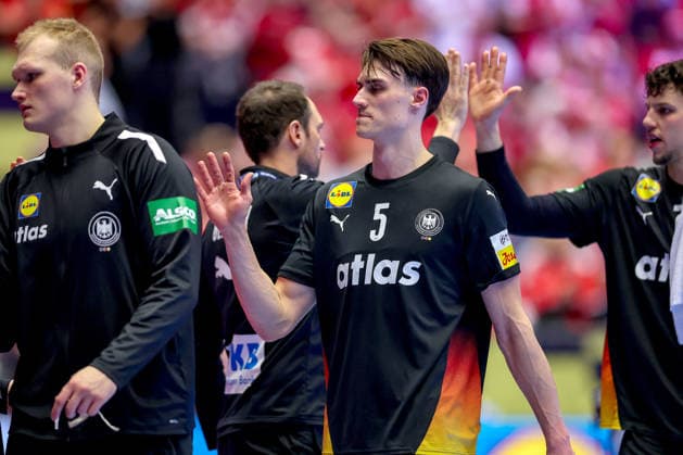 26 01 2026, Handball, Men s EHF EURO 2026, Germany Denmark, Jyske Bank Boxing in Herning, Denmark, Main Round Disappointed faces on the German team after the defeat against Denmark David Späth Germany 01 next to Miro Schluroff Germany 05 Denmark