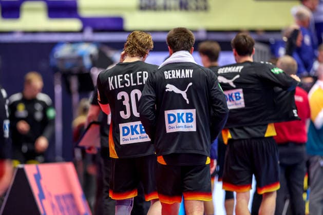 26 01 2026, Handball, Men s EHF EURO 2026, Germany Denmark, Jyske Bank Boxing in Herning, Denmark, Main Round Disappointed faces on the German team after the defeat against Denmark The German team leaves the hall with their heads hanging Tom Kiesler Germany 30 Renars Uscins Germany 23 Miro Schluroff Germany 05 Denmark