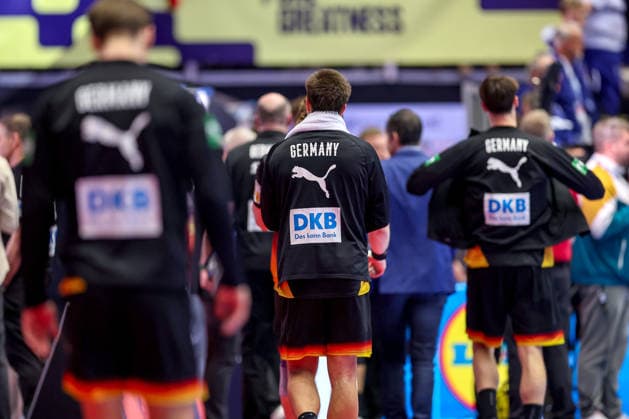 26 01 2026, Handball, Men s EHF EURO 2026, Germany Denmark, Jyske Bank Boxen in Herning, Denmark, Main Round Disappointed faces on the German team after the defeat against Denmark The German team leaves the hall with their heads hanging down Renars Uscins Germany 23 from behind Denmark