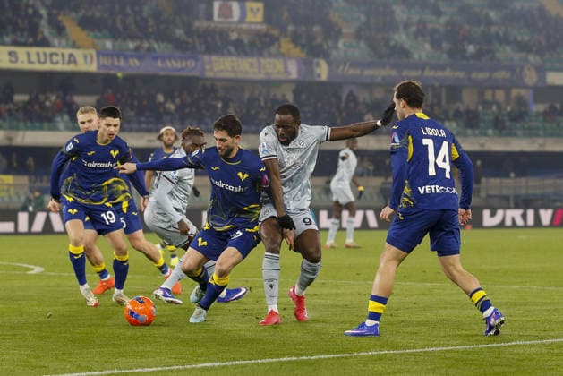 CALCIO - Serie A - Hellas Verona FC vs Udinese Calcio Roberto Gagliardini of Hellas Verona FC competes for the ball with Keinan Davis of Udinese FC during Hellas Verona FC vs Udinese Calcio, 22Â° Serie A Enilive 2025-26 game at Marcantonio Bentegodi stadium in Verona (VR), Italy, on January 26, 2026. Verona Italy  Copyright: xIPAxSport ABACAx