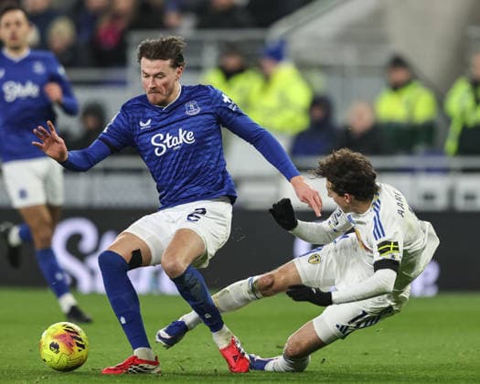 Premier League Everton vs Leeds United Nathan Patterson of Everton and Brenden Aaronson of Leeds United battle for the ball during the Premier League match Everton vs Leeds United at Hill Dickinson Stadium, Liverpool, United Kingdom, 26th January 2026 (Photo by Alfie Cosgrove News Images) Liverpool Hill Dickinson Stadium Merseyside United Kingdom Copyright: xAlfiexCosgrove NewsxImagesx