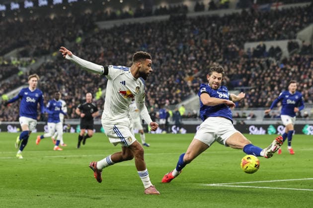 Premier League Everton vs Leeds United Jayden Bogle of Leeds United shoots on goal, blocked by James Tarkowski of Everton during the Premier League match Everton vs Leeds United at Hill Dickinson Stadium, Liverpool, United Kingdom, 26th January 2026 (Photo by Alfie Cosgrove News Images) Liverpool Hill Dickinson Stadium Merseyside United Kingdom Copyright: xAlfiexCosgrove NewsxImagesx