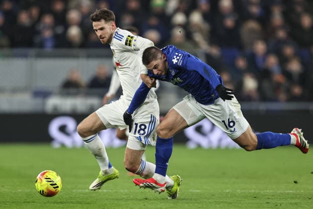 Premier League Everton vs Leeds United Anton Stach of Leeds United and Vitaliy Mykolenko of Everton battle for the ball during the Premier League match Everton vs Leeds United at Hill Dickinson Stadium, Liverpool, United Kingdom, 26th January 2026 (Photo by Alfie Cosgrove News Images) Liverpool Hill Dickinson Stadium Merseyside United Kingdom Copyright: xAlfiexCosgrove NewsxImagesx