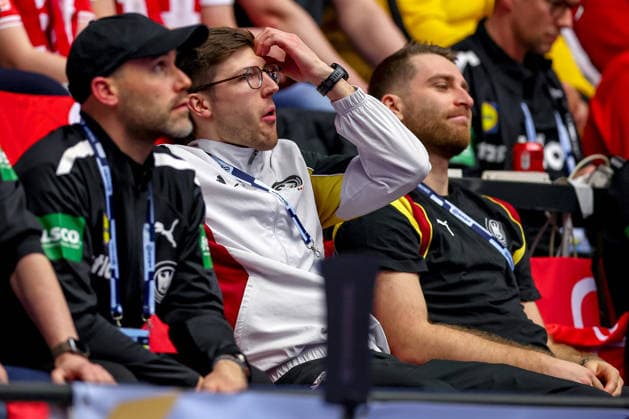 26 01 2026, Handball, Men s EHF EURO 2026, Germany Denmark, Jyske Bank Boxen in Herning, Denmark, Main Round Lukas Zerbe Germany 17 gesticulating in the stands next to Lukas Mertens Germany 36 Denmark
