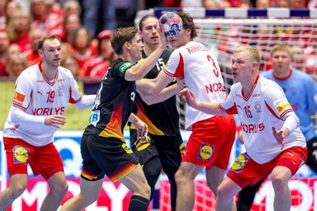 26 01 2026, Handball, Men s EHF EURO 2026, Germany Denmark, Jyske Bank Boxen in Herning, Denmark, Main Round Rune Dahmke Germany 34 finds no way through the defense of Mathias Gidsel Denmark 19 Niclas Vest Kirkelokke Denmark 03 Magnus Saugstrup Jensen Denmark 15 Denmark