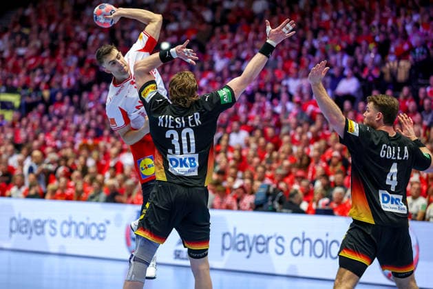26 01 2026, Handball, Men s EHF EURO 2026, Germany Denmark, Jyske Bank Boxen in Herning, Denmark, Main Round Tom Kiesler Germany 30 and Johannes Golla Germany 04 defend at the circle against Mads Hoxer Hangaard Denmark 38 Denmark
