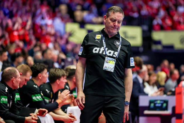 26.01.2026, Handball, Men s EHF EURO 2026, Deutschland - Dänemark, Jyske Bank Boxen in Herning, Dänemark, Main Round: Headcoach Alfred Gislason (Germany hc) enttäuscht Enttäuschung gestikulierend am Spielfeldrand Dänemark *** 26 01 2026, Handball, Men s EHF EURO 2026, Germany Denmark, Jyske Bank Boxen in Herning, Denmark, Main Round Headcoach Alfred Gislason Germany hc disappointed disappointment gesticulating on the sidelines Denmark