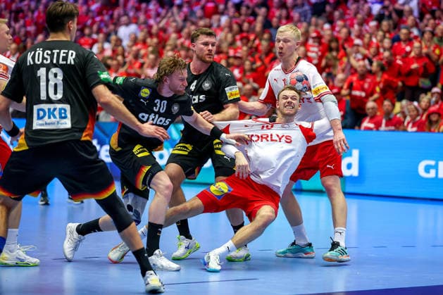 26 01 2026, Handball, Men s EHF EURO 2026, Germany Denmark, Jyske Bank Boxen in Herning, Denmark, Main Round Julian Köster Germany 18 Tom Kiesler Germany 30 Johannes Golla Germany 04 defend unsuccessfully at the circle against Mathias Gidsel Denmark 19 alongside Magnus Saugstrup Jensen Denmark 15 Denmark