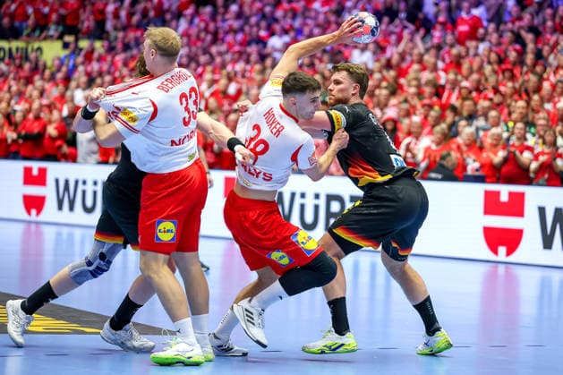 26 01 2026, Handball, Men s EHF EURO 2026, Germany Denmark, Jyske Bank Boxen in Herning, Denmark, Main Round Tom Kiesler Germany 30 Johannes Golla Germany 04 defend against Magnus Saugstrup Jensen Denmark 15 Mads Hoxer Hangaard Denmark 38 Denmark