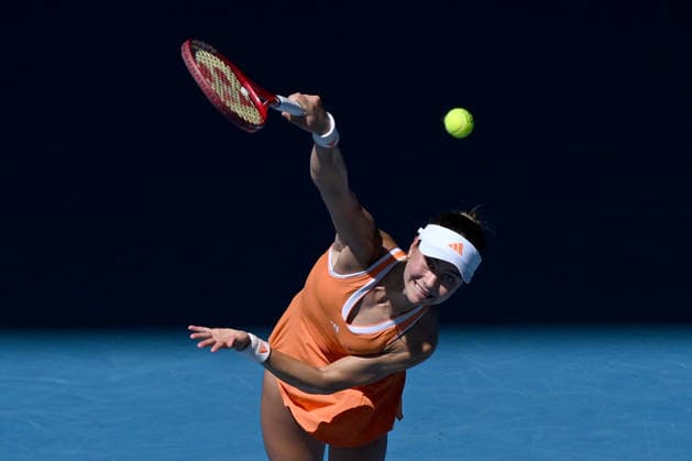 TENNIS AUSTRALIAN OPEN, Iva Jovic of USA serves during the Women™s quarter finals match against Aryna Sabalenka of Belarus on day 10 of the 2026 Australian Open tennis tournament at Melbourne Park in Melbourne, Tuesday, January 27, 2026. ( NO ARCHIVING MELBOURNE VICTORIA AUSTRALIA  Copyright: xJAMESxROSSx 20260127188148860373