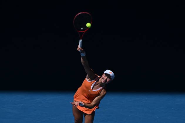 TENNIS AUSTRALIAN OPEN, Iva Jovic of USA in serves during the Women™s quarter finals match against Aryna Sabalenkaon day 10 of the 2026 Australian Open tennis tournament at Melbourne Park in Melbourne, Tuesday, January 27, 2026. ( NO ARCHIVING MELBOURNE VICTORIA AUSTRALIA  Copyright: xJAMESxROSSx 20260127122762642339