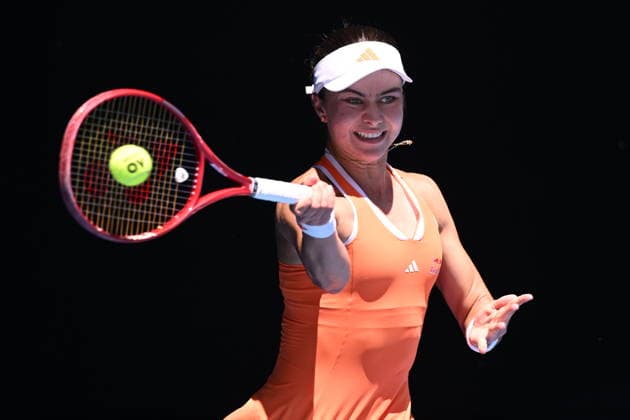 TENNIS AUSTRALIAN OPEN, Iva Jovic of USA in action during the Women™s quarter finals match against Aryna Sabalenkaon day 10 of the 2026 Australian Open tennis tournament at Melbourne Park in Melbourne, Tuesday, January 27, 2026. ( NO ARCHIVING MELBOURNE VICTORIA AUSTRALIA  Copyright: xJAMESxROSSx 20260127184845503300