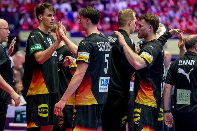 26 01 2026, Handball, Men s EHF EURO 2026, Germany Denmark, Jyske Bank Boxing in Herning, Denmark, Main Round Julian Köster Germany 18 Miro Schluroff Germany 05 David Späth Germany 01 Johannes Golla Germany 04 disappointed Disappointment after the defeat against Denmark Denmark