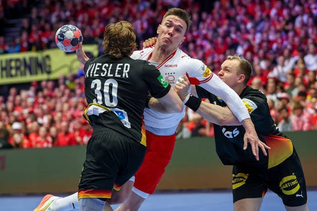 26 01 2026, Handball, Men s EHF EURO 2026, Germany Denmark, Jyske Bank Boxing in Herning, Denmark, Main Round Tom Kiesler Germany 30 Justus Fischer Germany 54 in a duel against Lasse Bredekjaer Andersson Denmark 28 Denmark