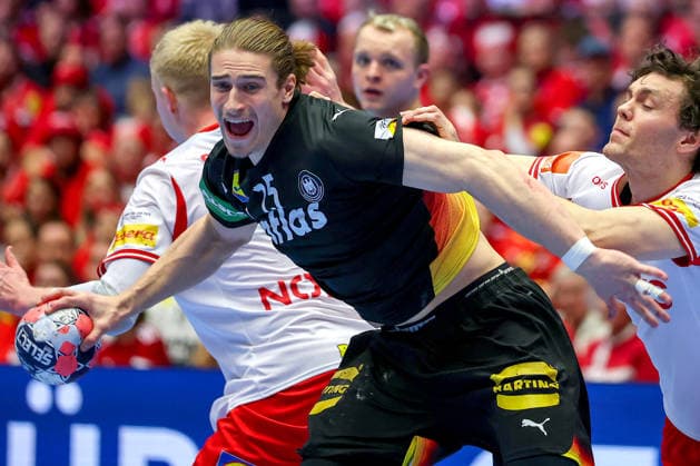 26 01 2026, Handball, Men s EHF EURO 2026, Germany Denmark, Jyske Bank Boxen in Herning, Denmark, Main Round Juri Knorr Germany 15 in a duel against Magnus Saugstrup Jensen Denmark 15 Niclas Vest Kirkelokke Denmark 03 Denmark