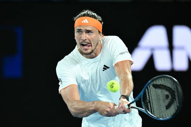 TENNIS AUSTRALIAN OPEN, Alexander Zverev of Germany returns during the Men™s quarter final match against Learner Tien of USA on day 10 of the 2026 Australian Open tennis tournament at Melbourne Park in Melbourne, Tuesday, January 27, 2026. ( NO ARCHIVING MELBOURNE VICTORIA AUSTRALIA  Copyright: xJAMESxROSSx 20260127115649572650
