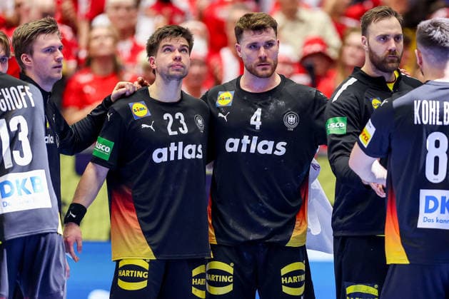 26 01 2026, Handball, Men s EHF EURO 2026, Germany Denmark, Jyske Bank Boxing in Herning, Denmark, Main Round Franz Semper Germany 32 Renars Uscins Germany 23 Johannes Golla Germany 04 Andreas Wolff Germany 33 disappointed Disappointment after the defeat against Denmark Denmark
