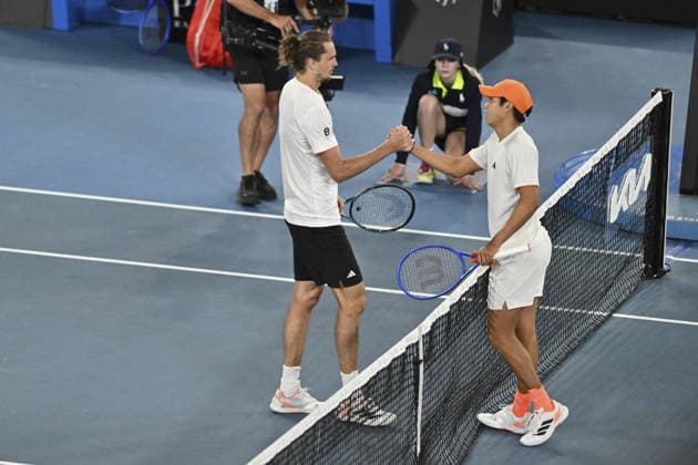 Australian Open 2026 MELBOURNE, AUSTRALIA - JANUARY 27: Alexander Zverev (L) (GER) shakes hands with Learner Tien (USA) after winning the match during the Quarterfinals at the Australian Open grand slam tennis tournament at Melbourne Park in Melbourne, Australia on January 27, 2026 Mark Avellino Anadolu Melbourne Australia. Editorial use only. Please get in touch for any other usage.  Copyright: x2026xAnadoluxMarkxAvellinox