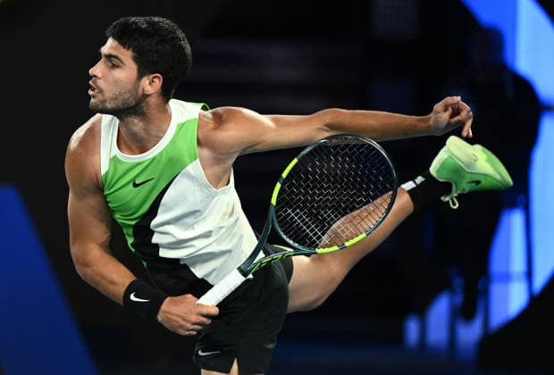 TENNIS AUSTRALIAN OPEN, Carlos Alcaraz of Spain serves during the Men™s quarter final match against Alex de Minaur of Australia on day 10 of the 2026 Australian Open tennis tournament at Melbourne Park in Melbourne, Tuesday, January 27, 2026. ( NO ARCHIVING MELBOURNE VICTORIA AUSTRALIA  Copyright: xJOELxCARRETTx 20260127148582759313
